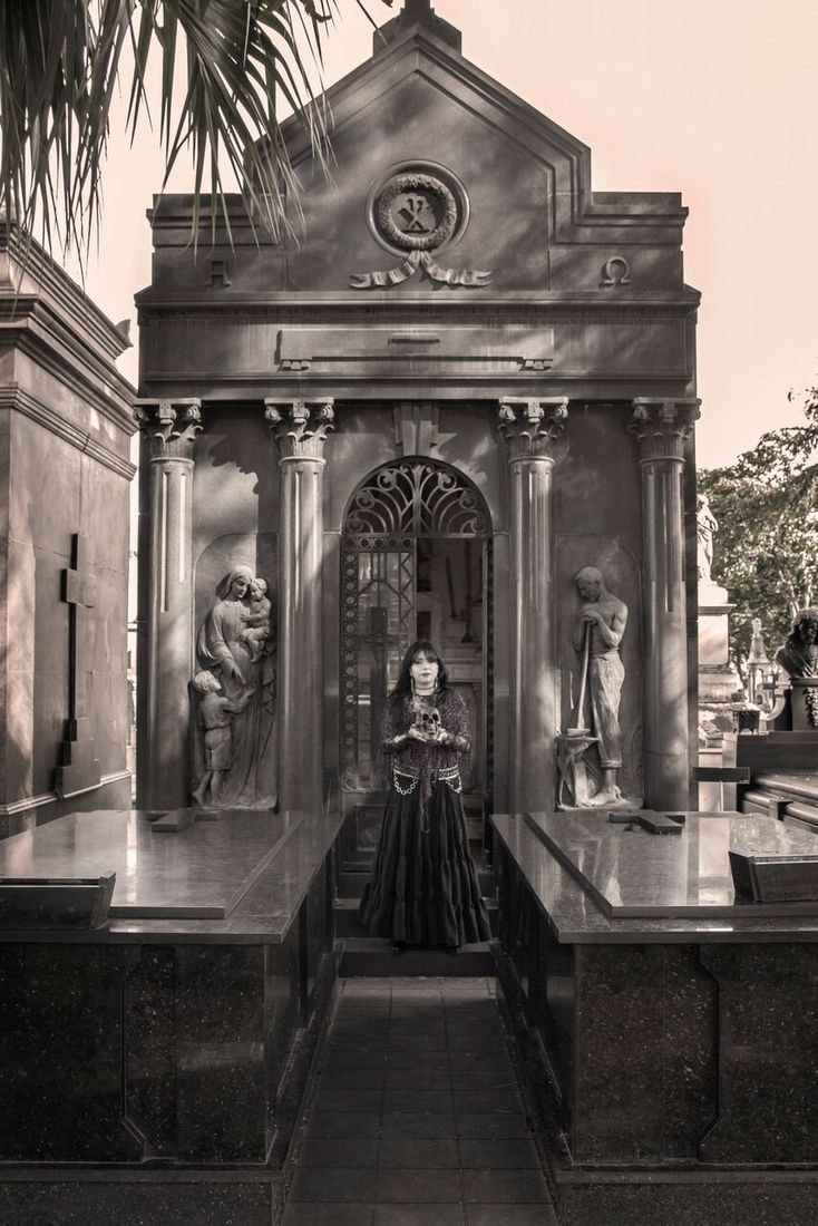 Gilmara no portal de uma capela funerária