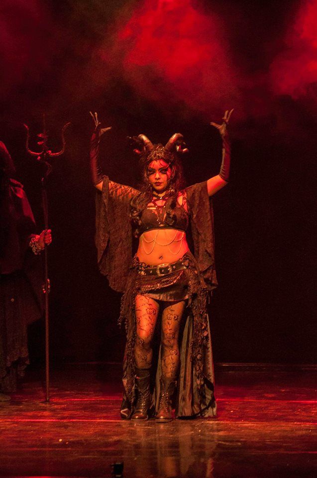 Gilmara como Ereshkigal, no palco vermelho