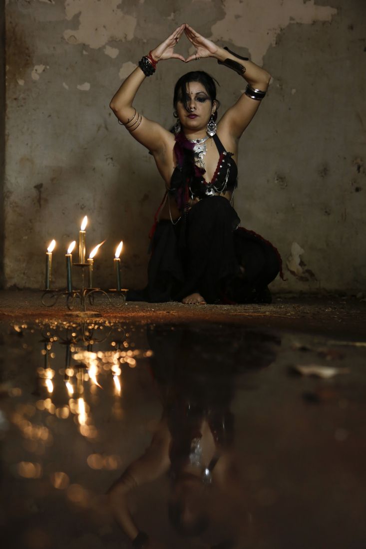 Gilmara em ruínas, refletida na água