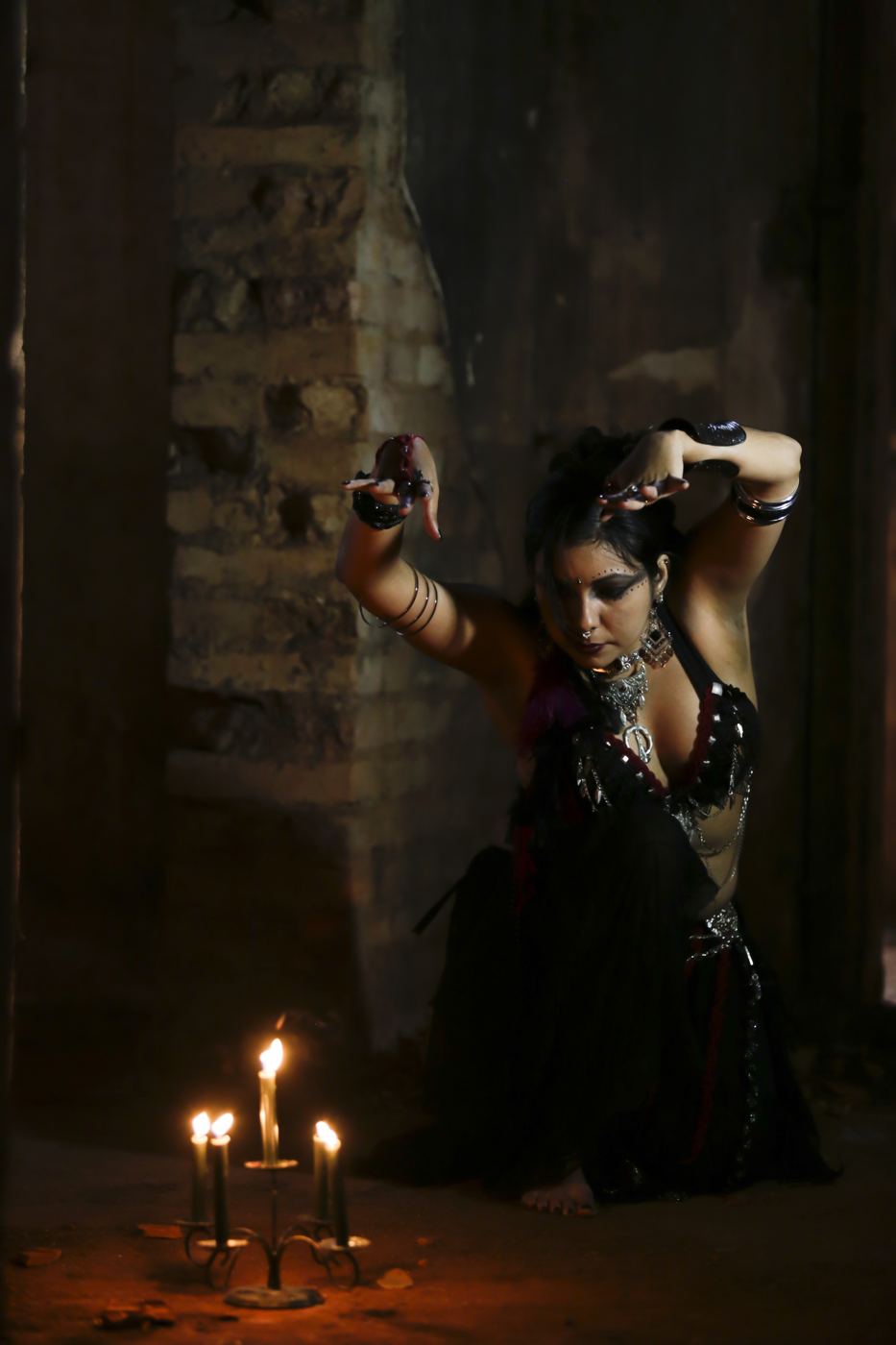 Gilmara dançando entre velas