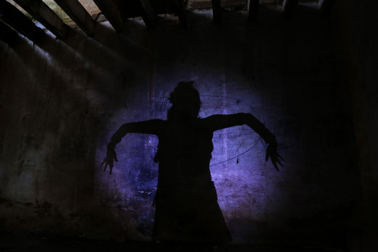 Silhueta de Gilmara contra luz azul